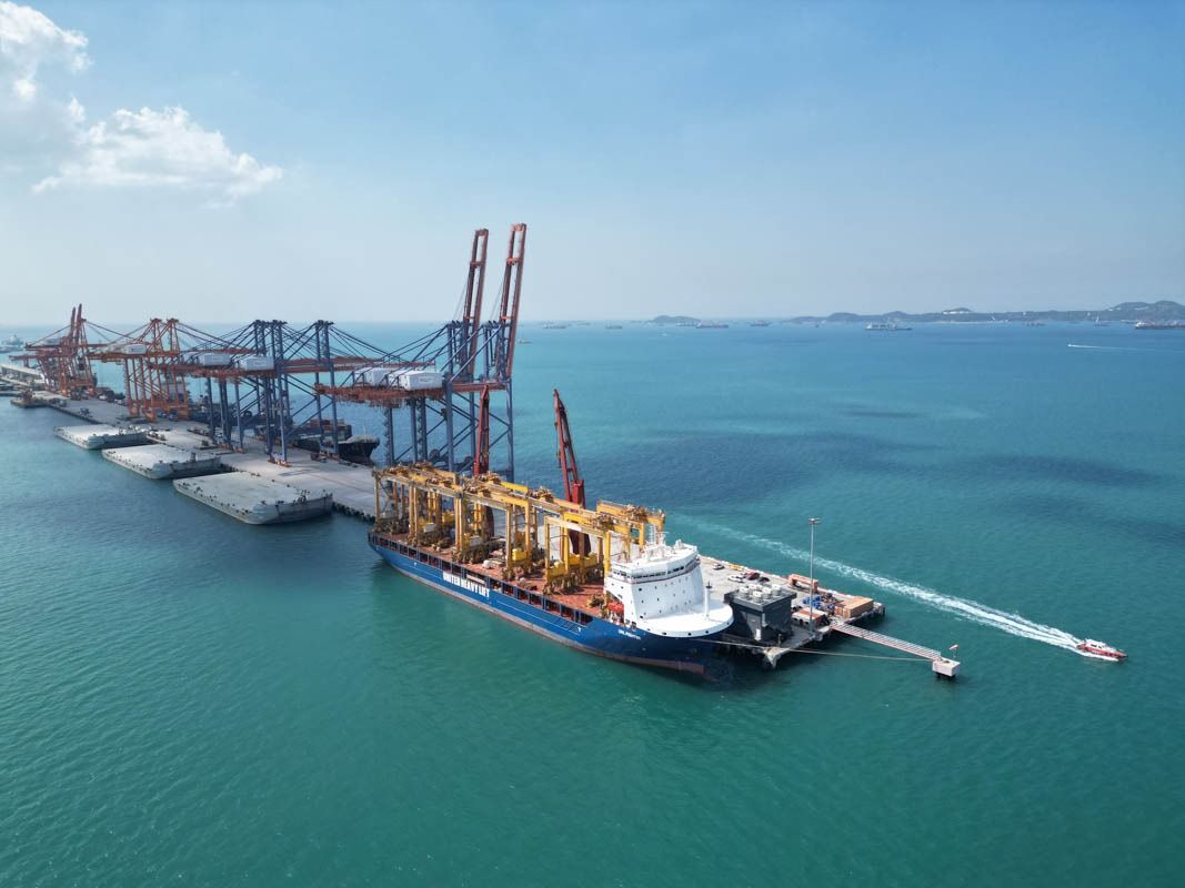 Gru RTG consegnate con nave heavy-lift