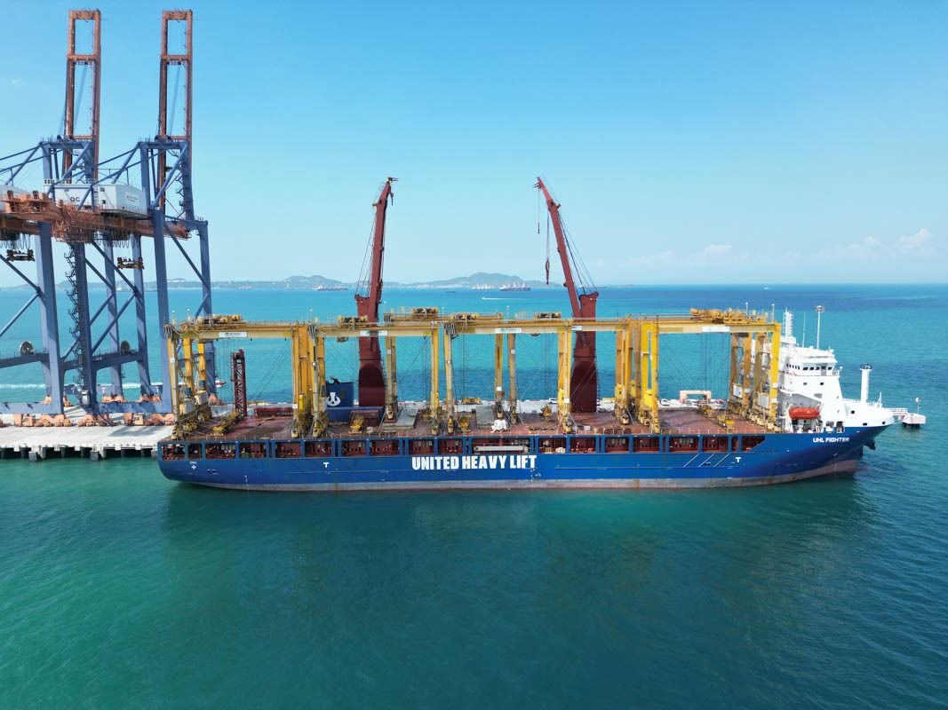 ปั้นจั่น RTG ส่งมอบด้วยเรือขนส่งสินค้าหนัก