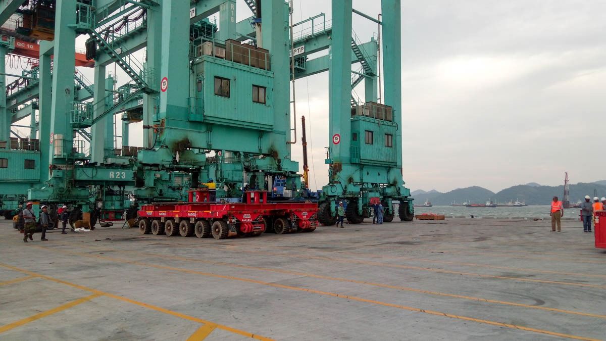 Gru RTG movimentate su carrelli modulari al terminal