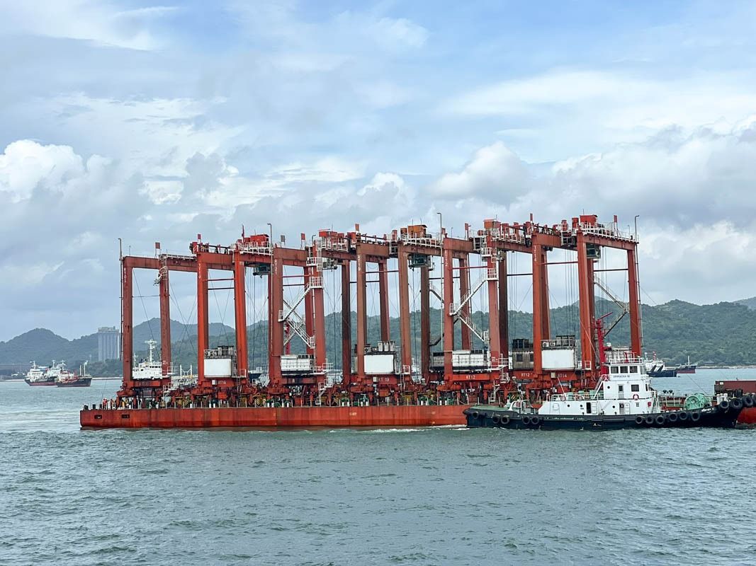 Gru RTG trasportate via mare su chiatta